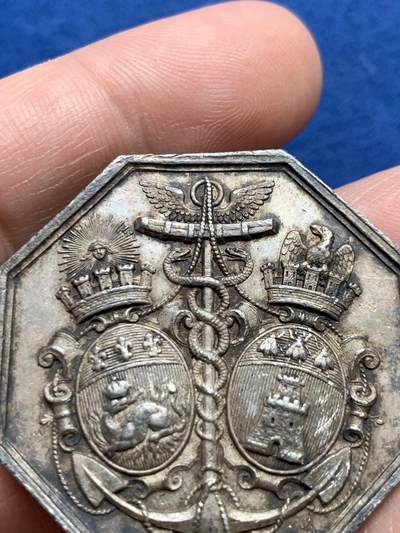 《竞宝斋》第438场 周日，周一，周二 3场连拍 （全场包邮） 1862年法国巴黎蒸汽船公司在诺曼底港口的银质通行证 正面是勒阿弗尔和翁夫勒的徽章 1882年使用 25.6克 37.6mm 蜜蜂银标