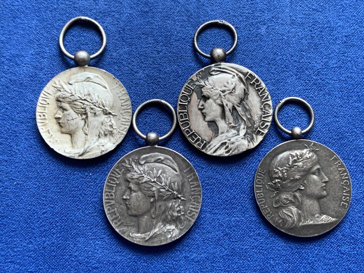 《竞宝斋》第438场 周日，周一，周二 3场连拍 （全场包邮） 四枚一组 法国镀银铜质奖章 总重约37.55克 直径约26.2-26.8mm