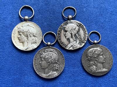 《竞宝斋》第438场 周日，周一，周二 3场连拍 （全场包邮） - 四枚一组 法国镀银铜质奖章 总重约37.55克 直径约26.2-26.8mm