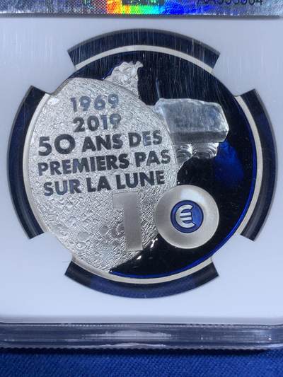 《竞宝斋》第438场 周日，周一，周二 3场连拍 （全场包邮） 四枚一组 NGC PF70UC 2019年登月50周年银币 美国阿波罗11号1美元精制纪念银币 黑盒 首期（克劳斯2021年世界硬币大赛最佳时事币，26.73克重，999纯银，币径38.1MM）+ 法国彩色树脂双面镶嵌10欧精制纪念银币（17.3克900银，币径37MM，限量5千枚）+ 奥地利夜光荧映20欧精制纪念银币（22.4克重，925银，币径34MM，限量发行3万枚，盒证齐全）+ 澳大利亚阿