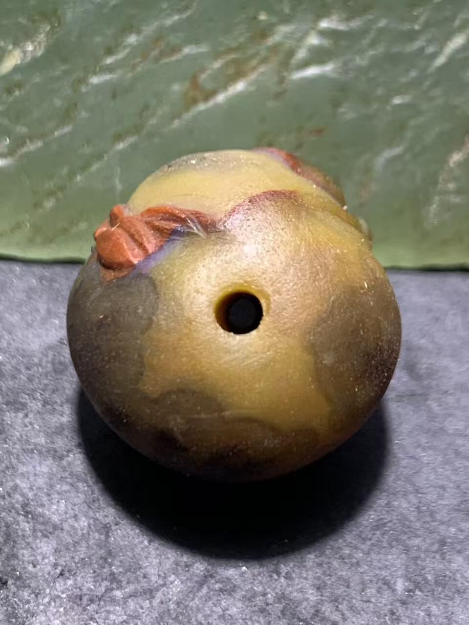 精美亚光草花纹战国红玛瑙手工雕刻蝶恋花随形珠一颗！