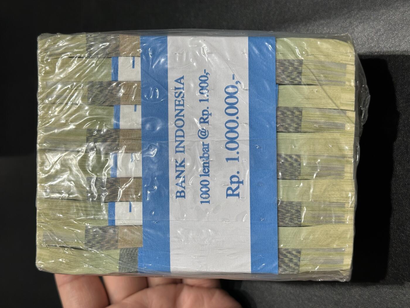 《外钞收藏家》第五百八十五期（精品场）（本平台长期征集拍品、欢迎藏友们联系合作）