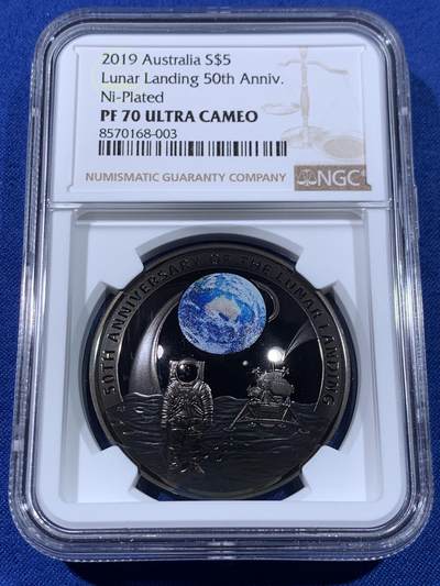 《竞宝斋》第438场 周日，周一，周二 3场连拍 （全场包邮） 四枚一组 NGC PF70UC 2019年登月50周年银币 美国阿波罗11号1美元精制纪念银币 黑盒 首期（克劳斯2021年世界硬币大赛最佳时事币，26.73克重，999纯银，币径38.1MM）+ 法国彩色树脂双面镶嵌10欧精制纪念银币（17.3克900银，币径37MM，限量5千枚）+ 奥地利夜光荧映20欧精制纪念银币（22.4克重，925银，币径34MM，限量发行3万枚，盒证齐全）+ 澳大利亚阿