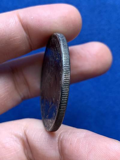 《竞宝斋》第438场 周日，周一，周二 3场连拍 （全场包邮） 美国1883年摩根1美元银币 整体老黑包浆，高点保存不错，值得把玩。边有处理痕迹，细节见图。