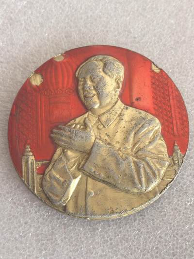 综合藏品场.喜欢出价就得！无套路无托.诚信惠友交友！自动快拍. 毛主席像章直径约60MM保真包老.编号280011.