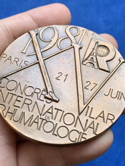 《竞宝斋》第438场 周日，周一，周二 3场连拍 （全场包邮） 法国巴黎国际风湿病学大会纪念章 180.9克 66.8mm