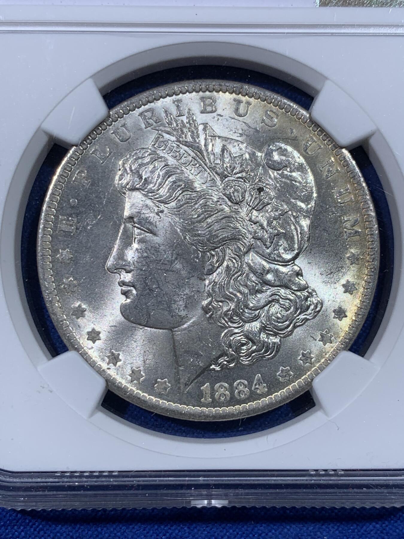 《竞宝斋》第438场 周日，周一，周二 3场连拍 （全场包邮） NGC MS62 美国1884年摩根1美元银币 边缘环彩 包浆很不错 银价高涨 通货裸币逼近300 62分算是超值的选择!