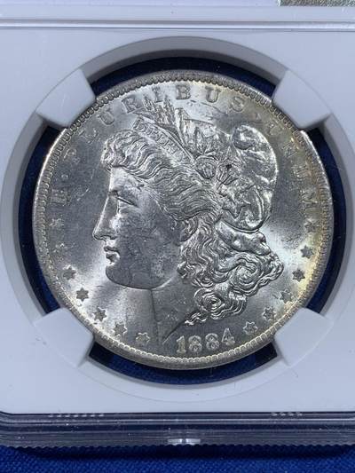《竞宝斋》第438场 周日，周一，周二 3场连拍 （全场包邮） NGC MS62 美国1884年摩根1美元银币 边缘环彩 包浆很不错 银价高涨 通货裸币逼近300 62分算是超值的选择!