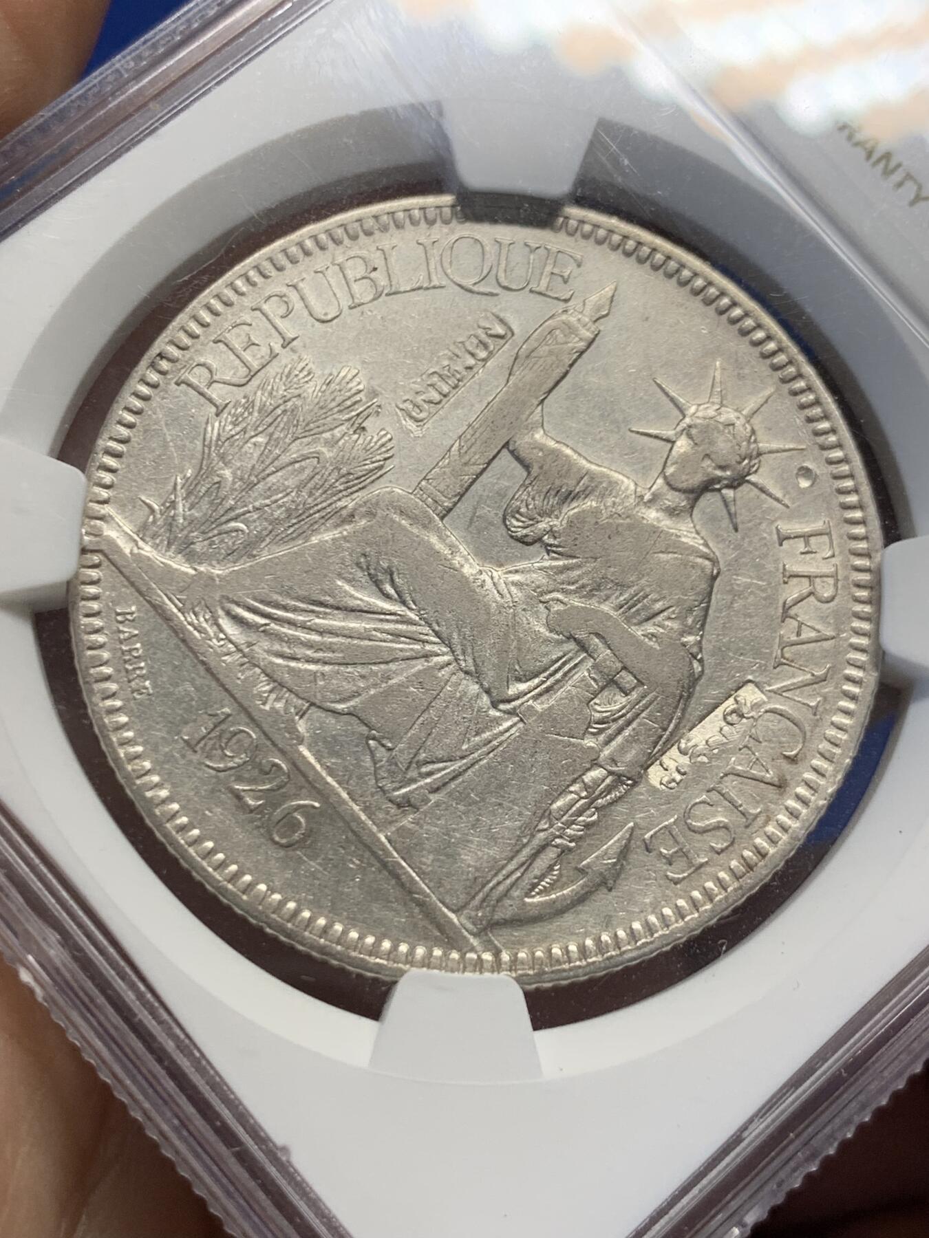 《竞宝斋》第438场 周日，周一，周二 3场连拍 （全场包邮） NGC VFD 法属印支1926坐洋1P银币 值得注意的是币面的戳 包含多国的文字戳 国内十分罕见 不容错过