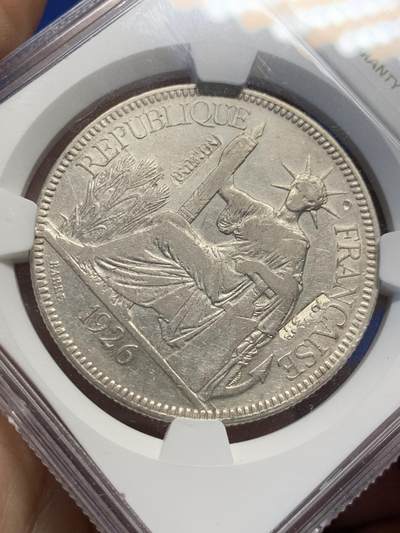 《竞宝斋》第438场 周日，周一，周二 3场连拍 （全场包邮） NGC VFD 法属印支1926坐洋1P银币 值得注意的是币面的戳 包含多国的文字戳 国内十分罕见 不容错过