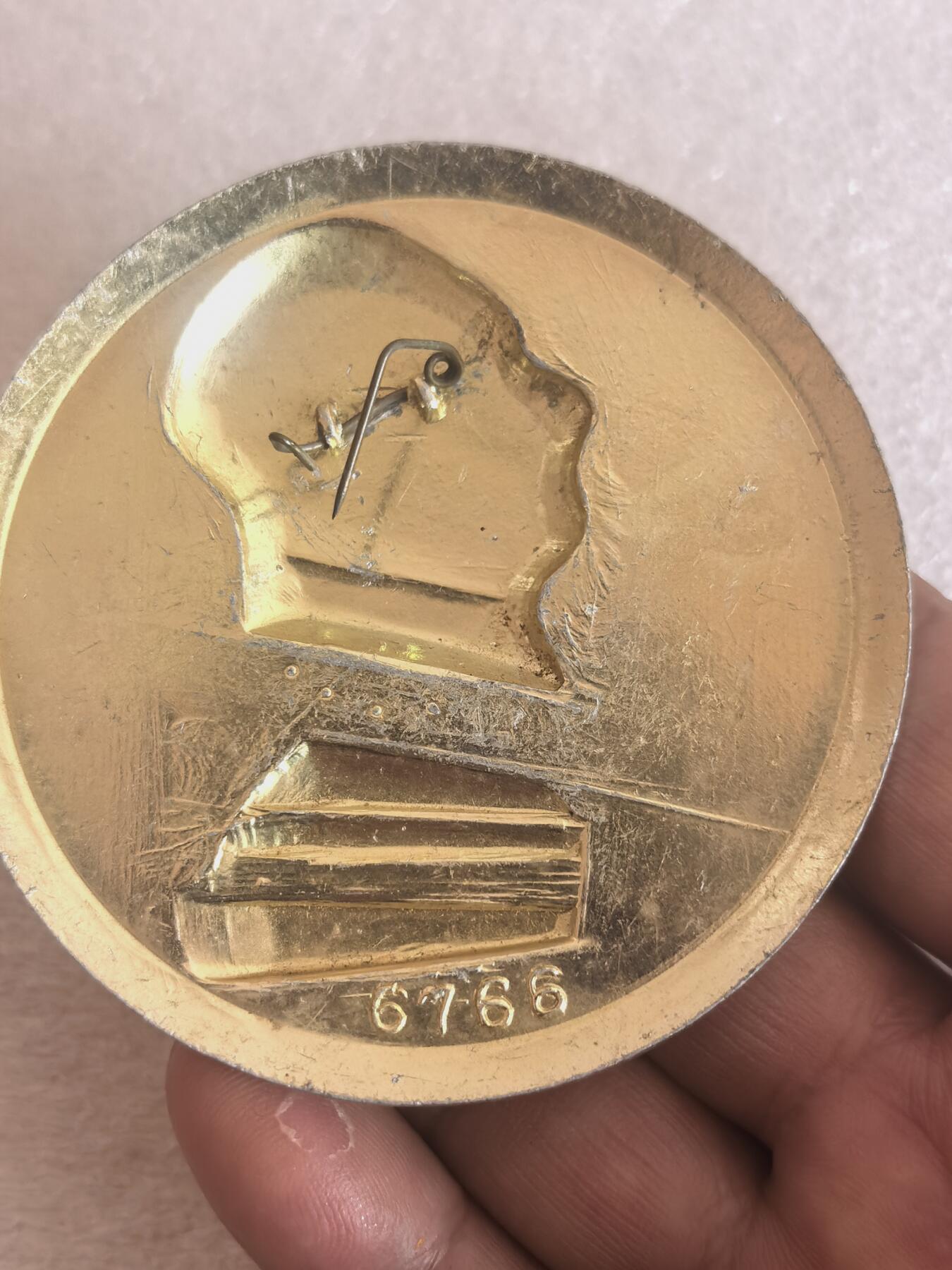 红色像章专场.包老包真.文革时期.实图拍摄.特价惠友 毛主席像章直径约66MM 编号280001