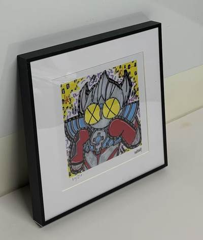 零元拍：歪歪亲笔签名 OWSON 系列作品装饰画《奥特曼》，已做装裱 合金相框尺寸25/25CM。因展品出展，镜框或亚克力可能有轻微划痕，介意勿拍 - 零元拍：歪歪亲笔签名 OWSON 系列作品装饰画《奥特曼》，已做装裱 合金相框尺寸25/25CM。因展品出展，镜框或亚克力可能有轻微划痕，介意勿拍