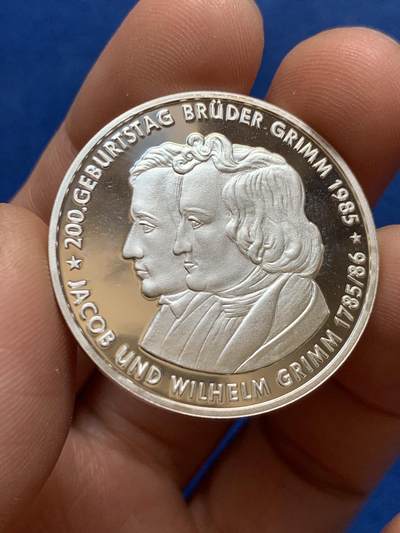 《竞宝斋》第438场 周日，周一，周二 3场连拍 （全场包邮） 德国1985/86格林兄弟诞辰200周年纪念银章（14.92g，999银）