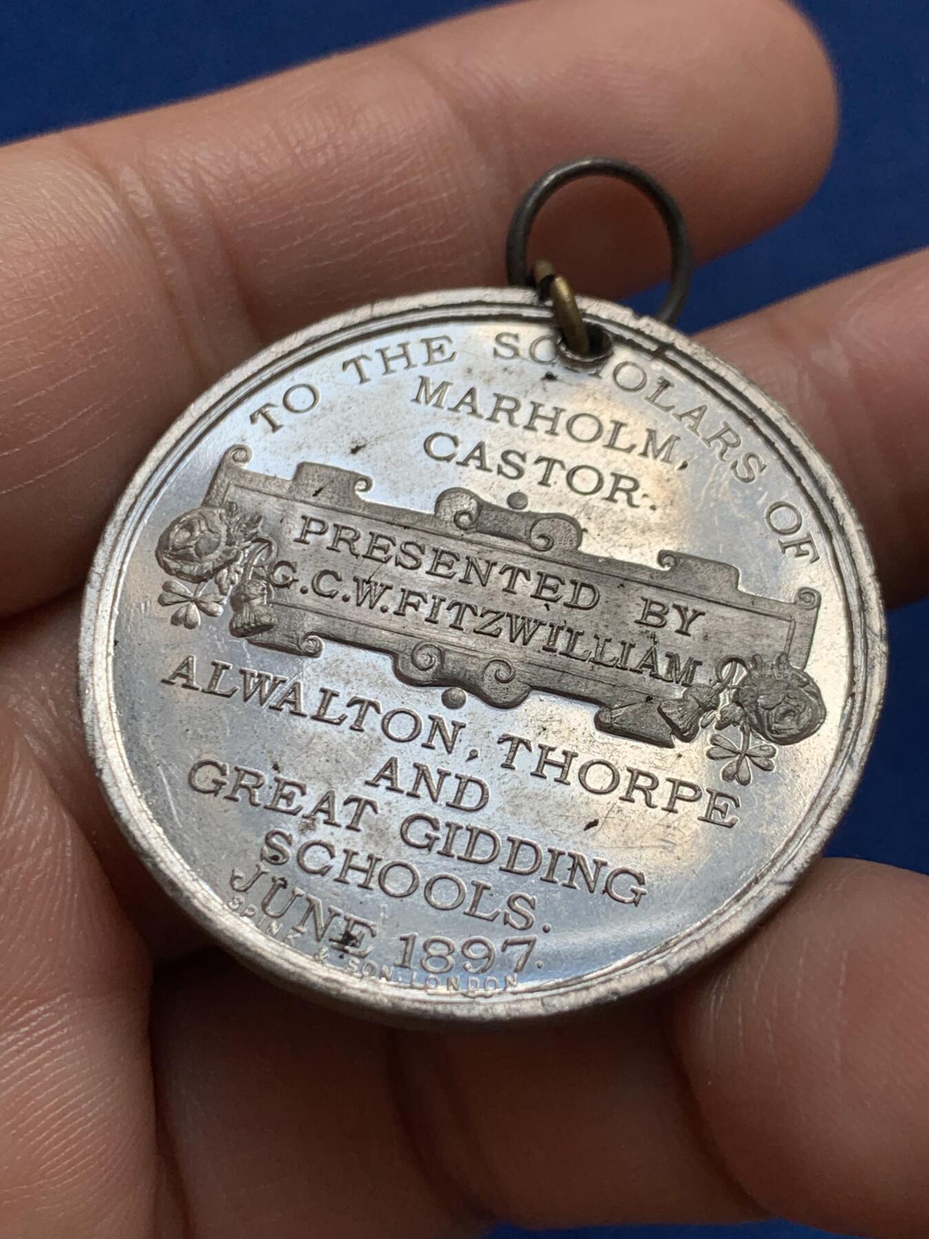 《竞宝斋》第438场 周日，周一，周二 3场连拍 （全场包邮） 英国1897年维多利亚女王在位60周年纪念章，白色金属材质，SPINK & SON出品。14.75克，38mm，细节见图。