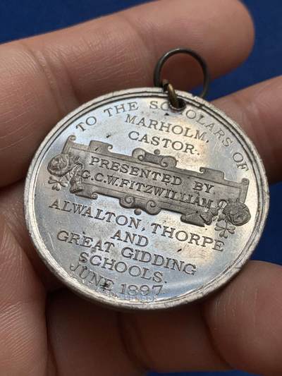 《竞宝斋》第438场 周日，周一，周二 3场连拍 （全场包邮） 英国1897年维多利亚女王在位60周年纪念章，白色金属材质，SPINK & SON出品。14.75克，38mm，细节见图。