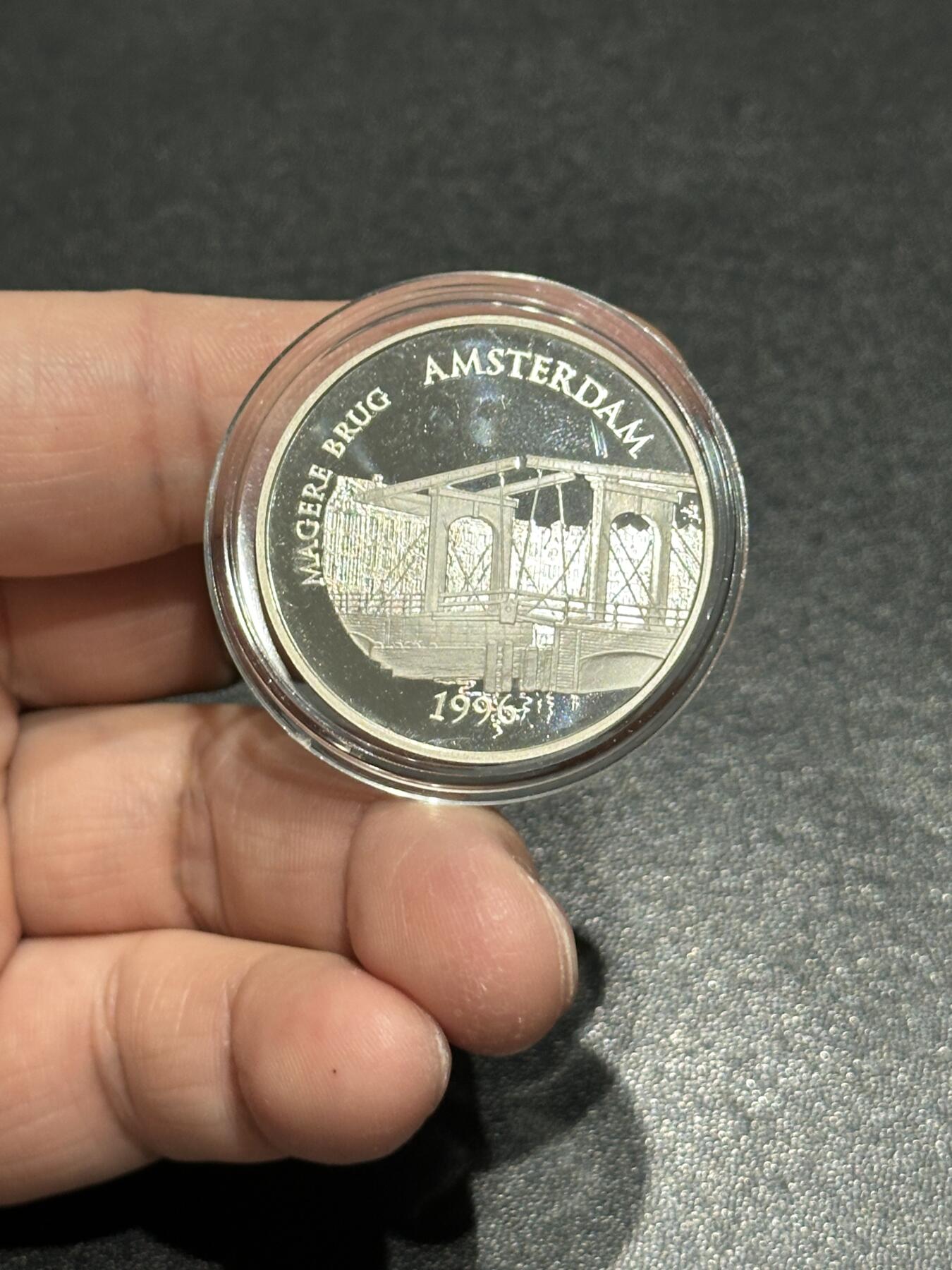 《外钞收藏家》第五百八十五期（精品场）（本平台长期征集拍品、欢迎藏友们联系合作）