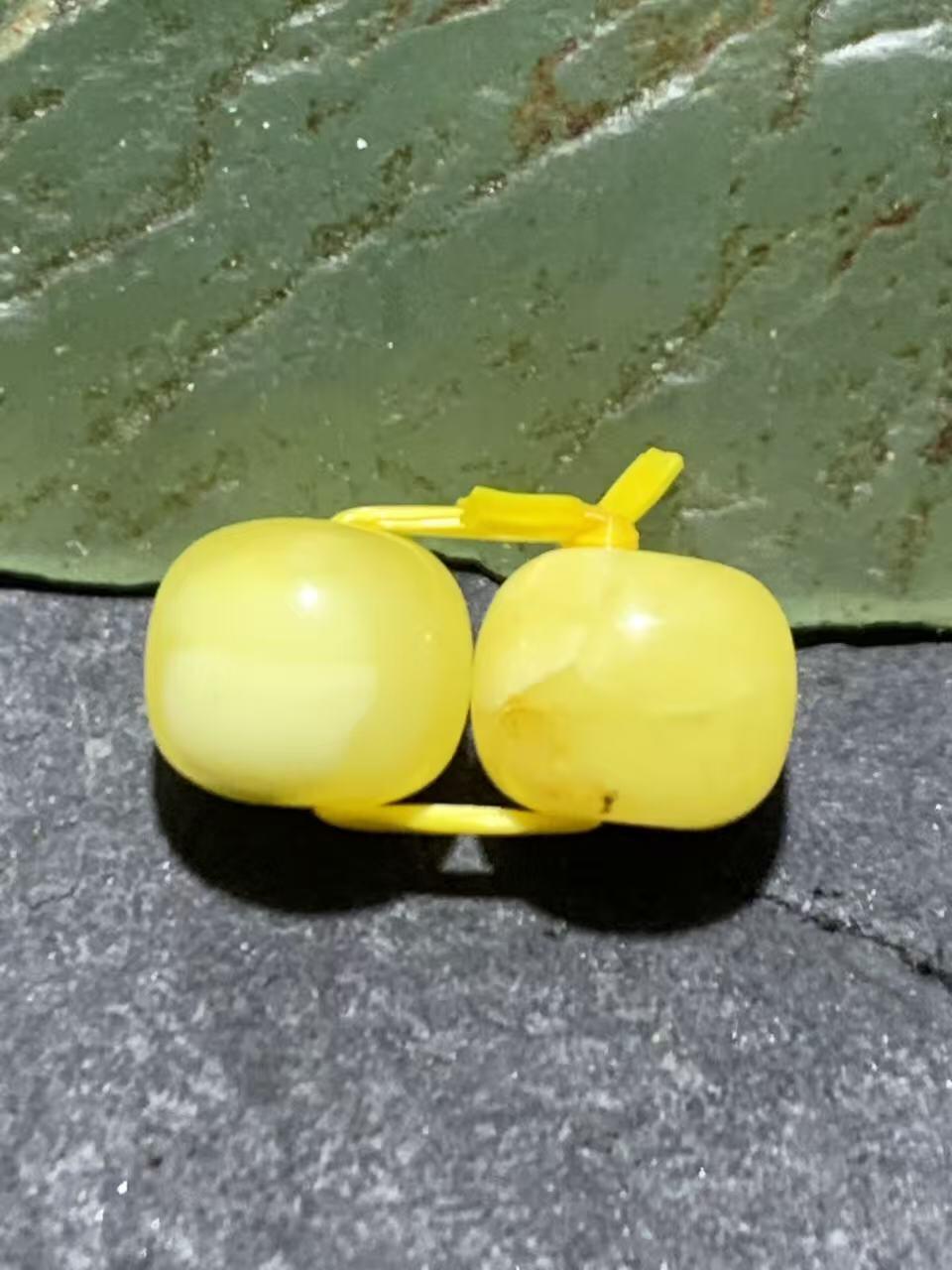 天然俄料原矿蜜蜡小尺寸老形桶珠腰珠两颗，，，