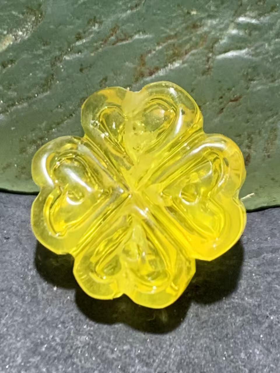 天然乌克兰原矿蜜蜡雕刻四叶幸运草随形通货背云（板珠，吊坠)一个，，