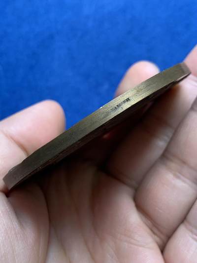 《竞宝斋》第438场 周日，周一，周二 3场连拍 （全场包邮） 名家DAMMANN作 1927年法国无线电报协会纪念大铜章 原铸  法国新艺术运动时期勋章艺术集珍 章牌编号：DAMMANN-1927-TSF   意象隐喻：彩虹女神伊里斯在希腊神话中司掌通信，其足踝双翼象征无远弗届的无线电波，科技符号：背面六边形天线网格暗合当时最先进的六角形蜂窝状信号塔设计，宇宙观表达：黄道带与星空的组合，暗示无线电技术突破时空界限的哲学意义。134.5克，67.5mm，丰饶角