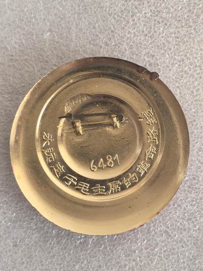 综合藏品场.喜欢出价就得！无套路无托.诚信惠友交友！自动快拍. 毛主席像章直径约53MM保真包老.编号280025