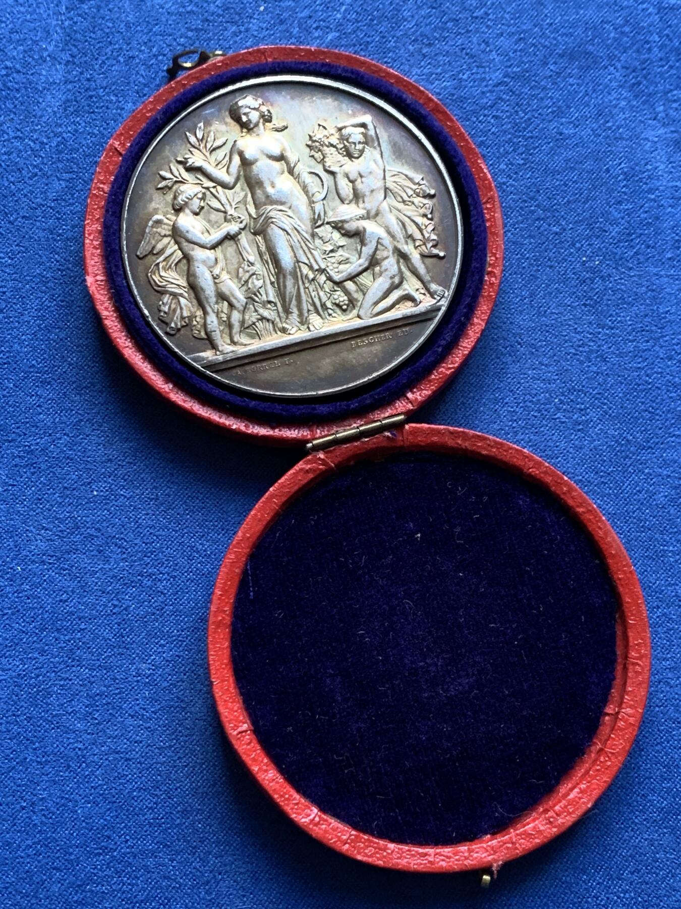 《竞宝斋》第438场 周日，周一，周二 3场连拍 （全场包邮） 法国园艺协会大银章 丰饶角银标 60.7克 50.5mm 带盒