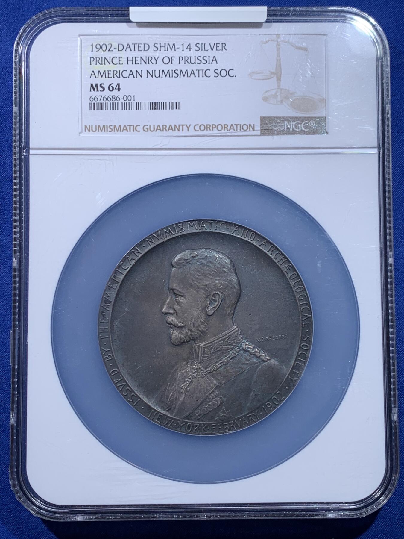 《竞宝斋》第438场 周日，周一，周二 3场连拍 （全场包邮） NGC MS64 美国1902年纪念德国普鲁士王子访问纪念大银章。尺寸69.7MM，拿在手里沉甸甸。正面为中老年身穿戎装的普鲁士王子，背面为代表商业繁荣的墨丘利身处云层中看向西方。在背面的右下角还有代表美国的盾徽和普鲁士的鹰徽连在一起。不管是王子人像面还是墨丘利面都雕刻的极其繁复。发行量301枚，matte工艺，入盒首见。