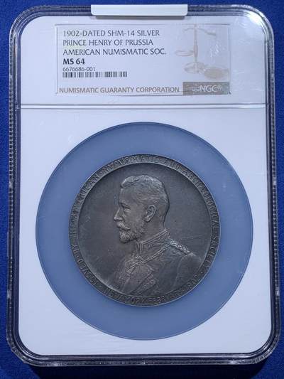 《竞宝斋》第438场 周日，周一，周二 3场连拍 （全场包邮） - NGC MS64 美国1902年纪念德国普鲁士王子访问纪念大银章。尺寸69.7MM，拿在手里沉甸甸。正面为中老年身穿戎装的普鲁士王子，背面为代表商业繁荣的墨丘利身处云层中看向西方。在背面的右下角还有代表美国的盾徽和普鲁士的鹰徽连在一起。不管是王子人像面还是墨丘利面都雕刻的极其繁复。发行量301枚，matte工艺，入盒首见。
