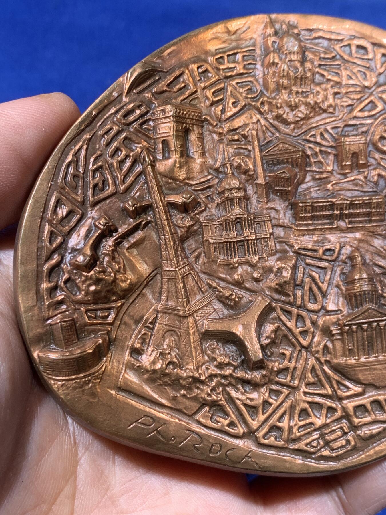 《竞宝斋》第438场 周日，周一，周二 3场连拍 （全场包邮） 1978年法国异形铜章，最宽处约95.7mm，重443克。边铭：1978丰饶角cuivre ，盒装，法国景观，双面高浮雕，非常有创意的设计，正反面是巴黎的著名建筑，重要时间点。背面巴黎市徽上，城市格言'Fluctuat nec mergitur' 源自拉丁语，字面意思是“被浪击打但不沉没”。