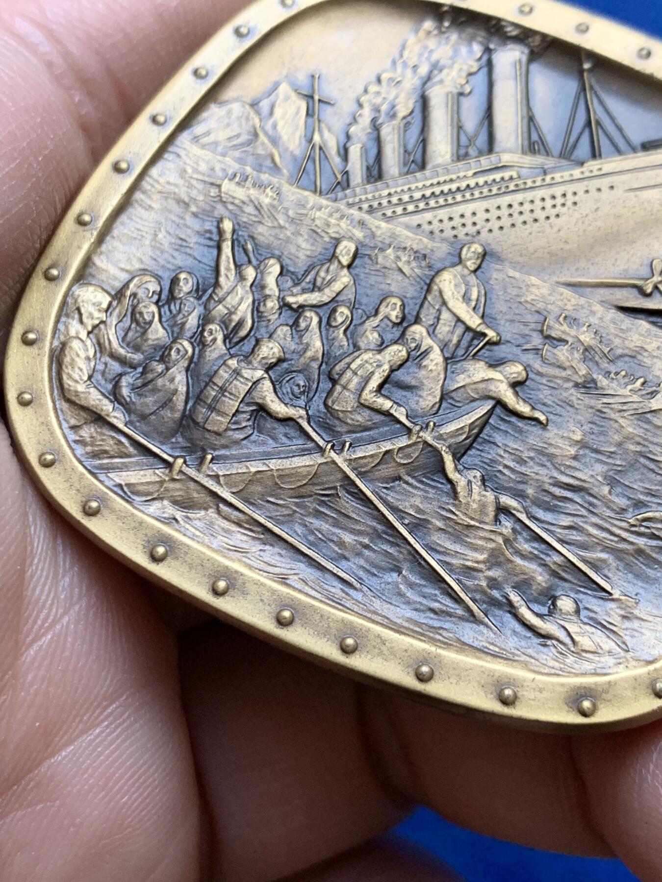 《竞宝斋》第438场 周日，周一，周二 3场连拍 （全场包邮） 1998年美国犹太名人堂系列章牌之伊西多•施特劳斯夫妇和大卫•萨尔诺夫，铜章铸造450枚。伊西多·斯特劳斯于1845年出生于巴伐利亚州，9岁时来到美国，先是住在佐治亚州，然后住在纽约市。1873年，伊西多和他的兄弟内森开始在梅西百货出售玻璃器皿和瓷器。到1896年，这家企业非常成功，Strauses买下了整个商店。伊西多·斯特劳斯是格罗弗·克利夫兰总统值得信赖的顾问，他曾在国会短暂任职。