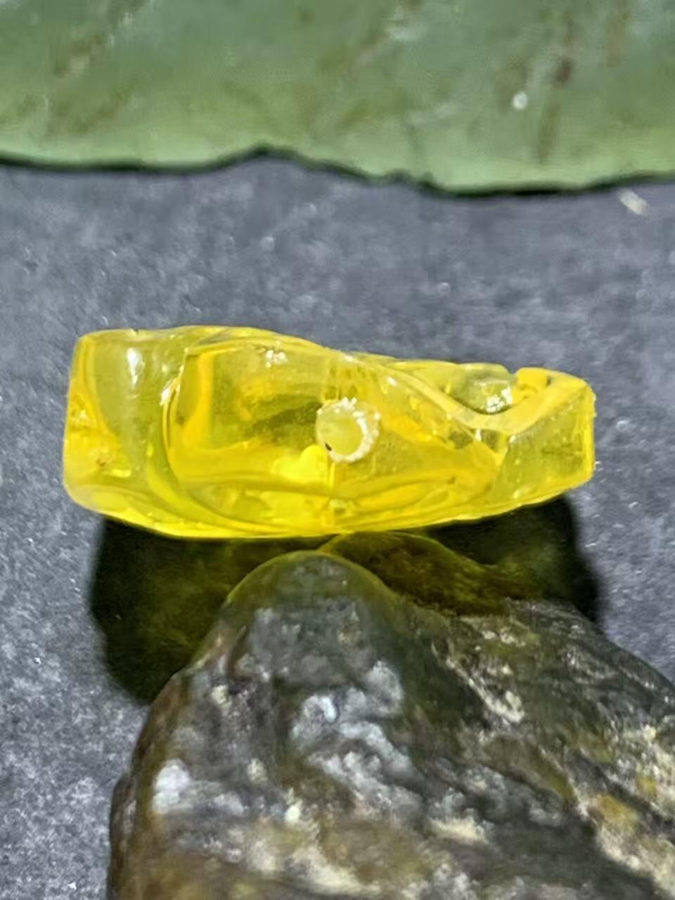 天然乌克兰原矿蜜蜡雕刻四叶幸运草随形通货背云（板珠，吊坠)一个，，