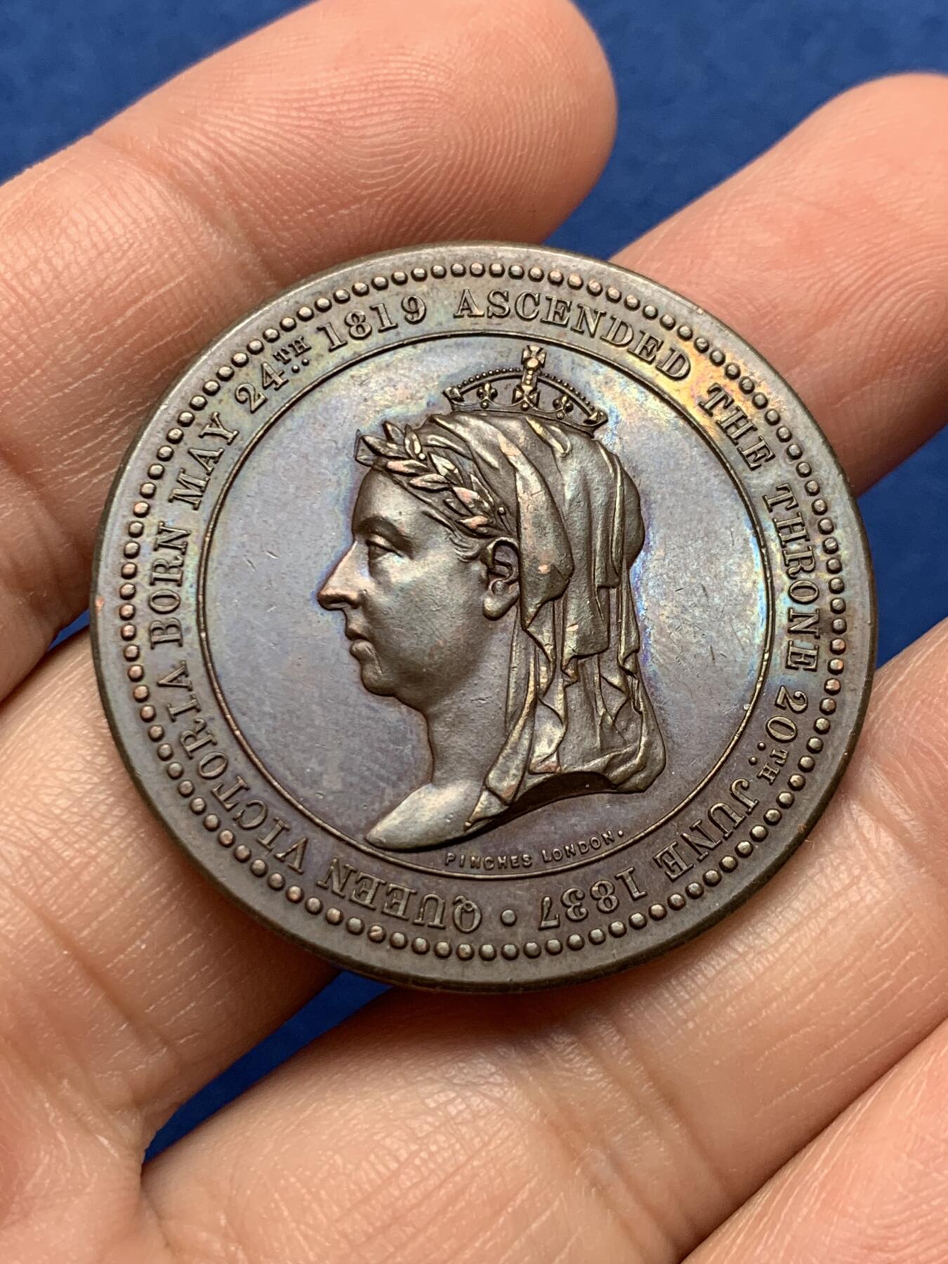 《竞宝斋》第438场 周日，周一，周二 3场连拍 （全场包邮） 英国1887年维多利亚女王在位50周年纪念铜章，直径36.2mm，重22.7克。