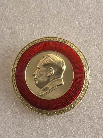 综合藏品场.喜欢出价就得！无套路无托.诚信惠友交友！自动快拍. 毛主席像章直径约40MM保真包老.编号280060