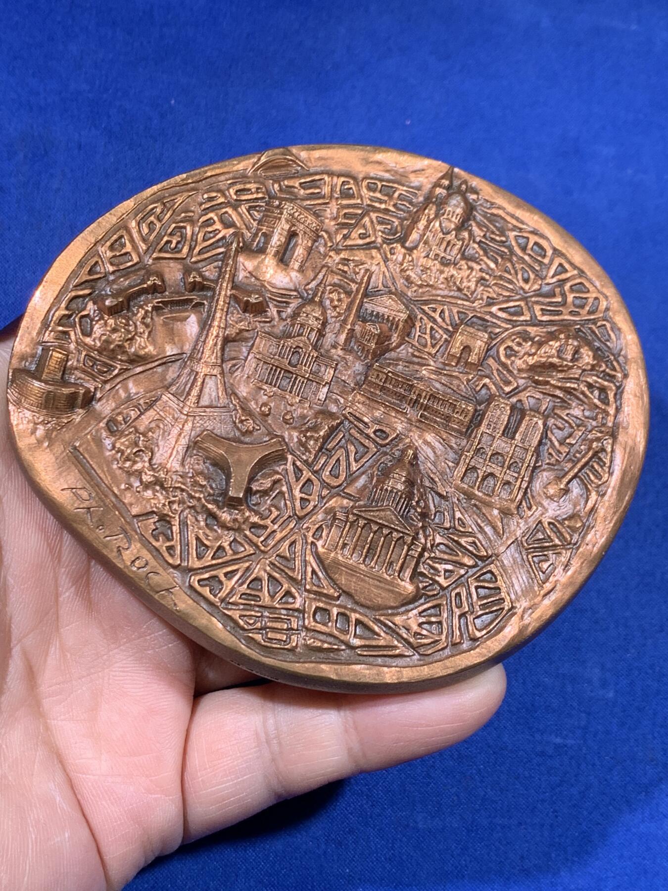 《竞宝斋》第438场 周日，周一，周二 3场连拍 （全场包邮） 1978年法国异形铜章，最宽处约95.7mm，重443克。边铭：1978丰饶角cuivre ，盒装，法国景观，双面高浮雕，非常有创意的设计，正反面是巴黎的著名建筑，重要时间点。背面巴黎市徽上，城市格言'Fluctuat nec mergitur' 源自拉丁语，字面意思是“被浪击打但不沉没”。