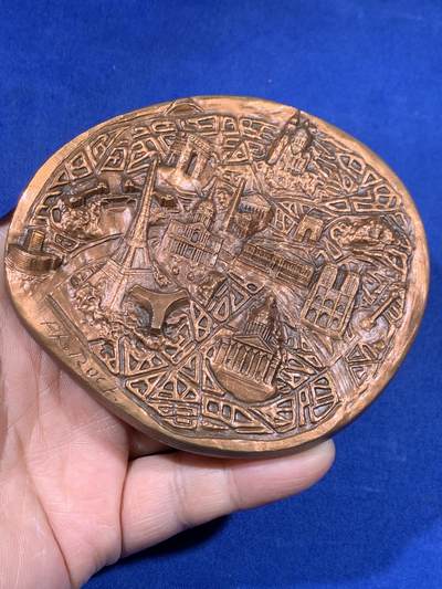 《竞宝斋》第438场 周日，周一，周二 3场连拍 （全场包邮） - 1978年法国异形铜章，最宽处约95.7mm，重443克。边铭：1978丰饶角cuivre ，盒装，法国景观，双面高浮雕，非常有创意的设计，正反面是巴黎的著名建筑，重要时间点。背面巴黎市徽上，城市格言'Fluctuat nec mergitur' 源自拉丁语，字面意思是“被浪击打但不沉没”。