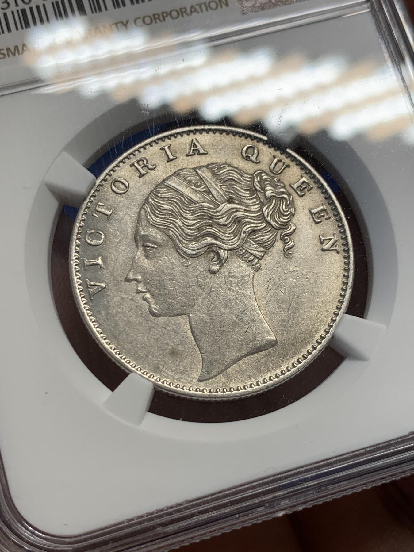 《竞宝斋》第438场 周日，周一，周二 3场连拍 （全场包邮） NGC MS61 印度1840年维多利亚女王单辫版1卢比银币。单辫版的数量远少于常见的双辫版，上MS的数量更少。细节优良，适合收藏。