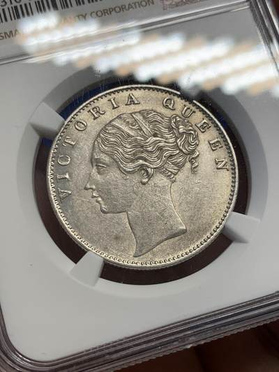 《竞宝斋》第438场 周日，周一，周二 3场连拍 （全场包邮） NGC MS61 印度1840年维多利亚女王单辫版1卢比银币。单辫版的数量远少于常见的双辫版，上MS的数量更少。细节优良，适合收藏。