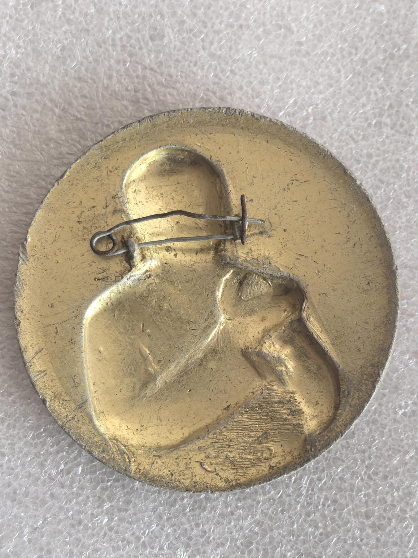 红色像章专场.包老包真.文革时期.实图拍摄.特价惠友 毛主席像章直径约60MM保真包老.编号280011.