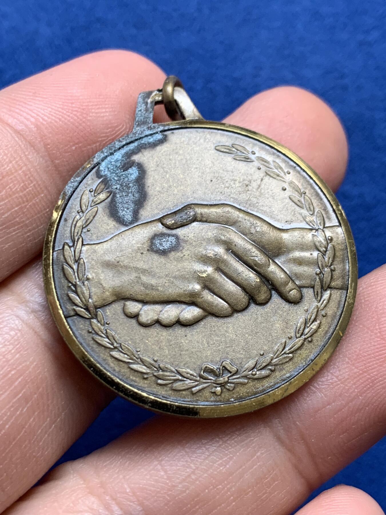 《竞宝斋》第438场 周日，周一，周二 3场连拍 （全场包邮） 山区解放44周年纪念章 14.4克 34.3mm