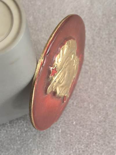 综合藏品场.喜欢出价就得！无套路无托.诚信惠友交友！自动快拍. 毛主席像章直径约50MM保真包老.编号280020.