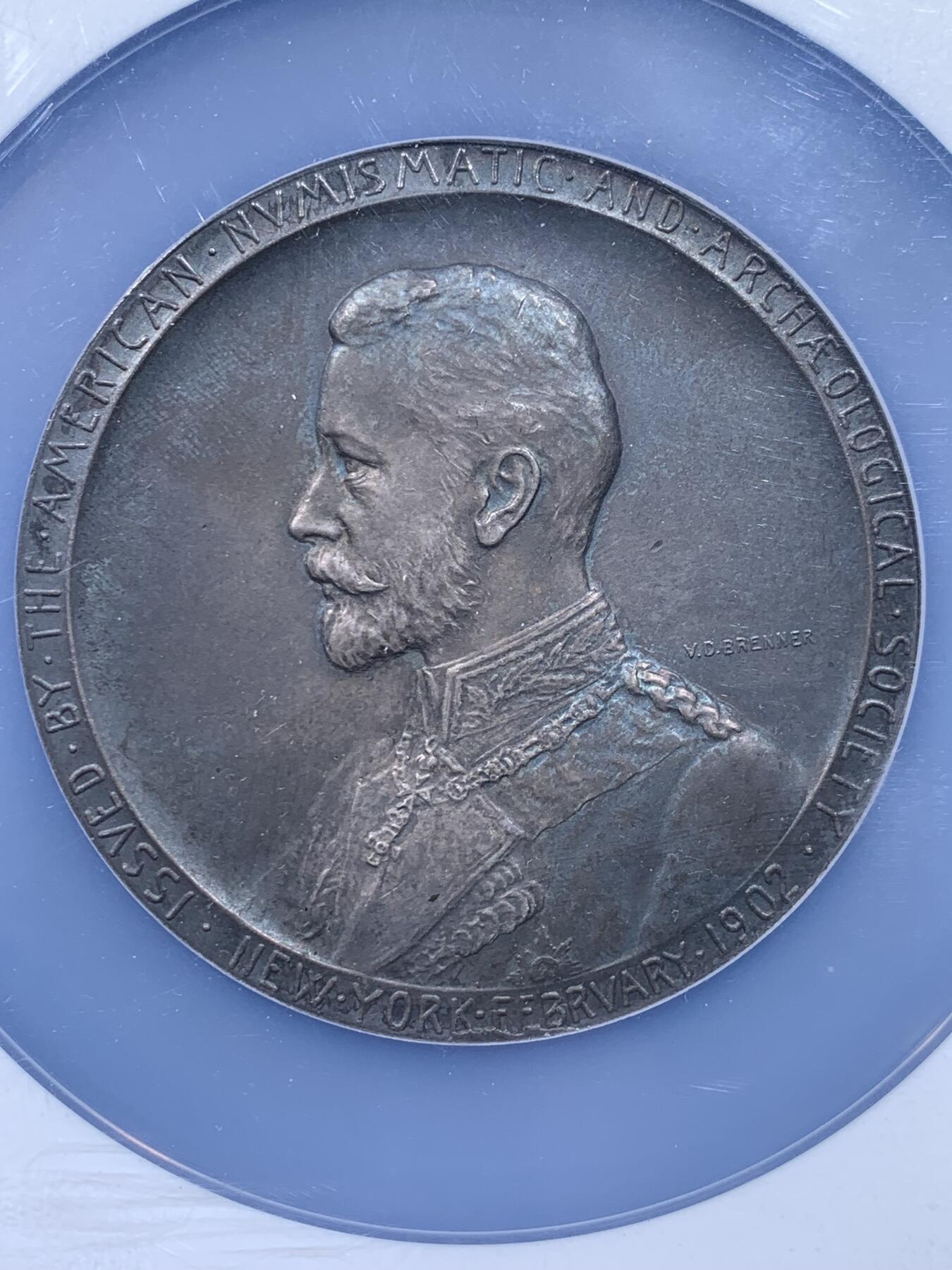 《竞宝斋》第438场 周日，周一，周二 3场连拍 （全场包邮） NGC MS64 美国1902年纪念德国普鲁士王子访问纪念大银章。尺寸69.7MM，拿在手里沉甸甸。正面为中老年身穿戎装的普鲁士王子，背面为代表商业繁荣的墨丘利身处云层中看向西方。在背面的右下角还有代表美国的盾徽和普鲁士的鹰徽连在一起。不管是王子人像面还是墨丘利面都雕刻的极其繁复。发行量301枚，matte工艺，入盒首见。