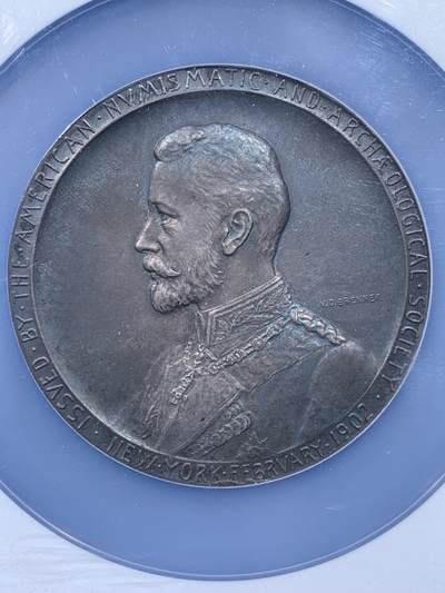 《竞宝斋》第438场 周日，周一，周二 3场连拍 （全场包邮） NGC MS64 美国1902年纪念德国普鲁士王子访问纪念大银章。尺寸69.7MM，拿在手里沉甸甸。正面为中老年身穿戎装的普鲁士王子，背面为代表商业繁荣的墨丘利身处云层中看向西方。在背面的右下角还有代表美国的盾徽和普鲁士的鹰徽连在一起。不管是王子人像面还是墨丘利面都雕刻的极其繁复。发行量301枚，matte工艺，入盒首见。