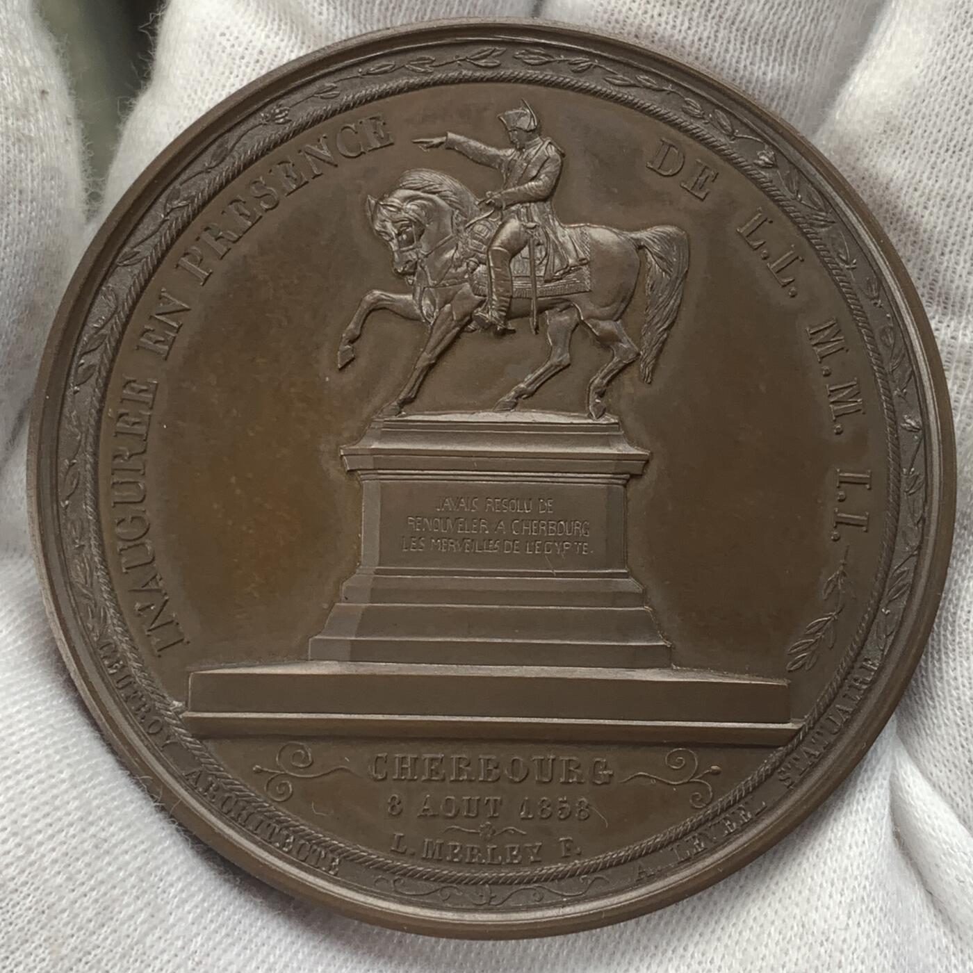 掌中浮雕-藏着的欧洲第042场 1858年拿破仑一世骑马雕像在瑟堡落成铜章 ，59.55 mm，手指边铭，原盒