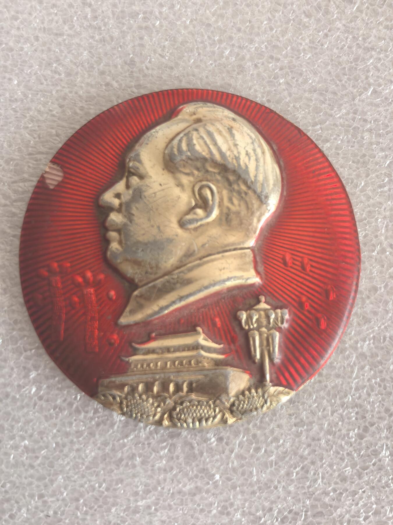 红色像章专场.包老包真.文革时期.实图拍摄.特价惠友 毛主席像章直径约50MM保真包老.编号280019.