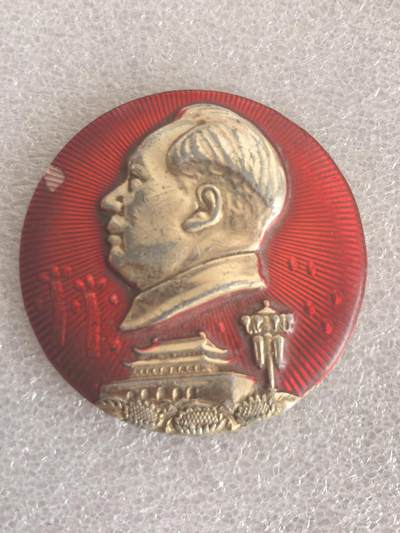 综合藏品场.喜欢出价就得！无套路无托.诚信惠友交友！自动快拍. 毛主席像章直径约50MM保真包老.编号280019.