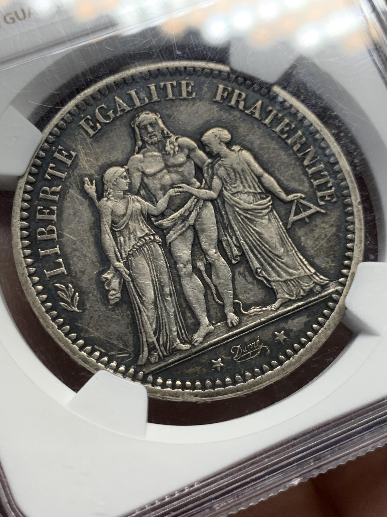 《竞宝斋》第438场 周日，周一，周二 3场连拍 （全场包邮） NGC AUD 法国1871年5法郎大力神银币，大特年名誉品，巴黎公社三叉戟厂标（71有间隔版），同品种22年HA外拍62分成交价1620美元