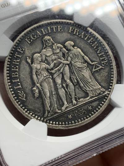 《竞宝斋》第438场 周日，周一，周二 3场连拍 （全场包邮） NGC AUD 法国1871年5法郎大力神银币，大特年名誉品，巴黎公社三叉戟厂标（71有间隔版），同品种22年HA外拍62分成交价1620美元