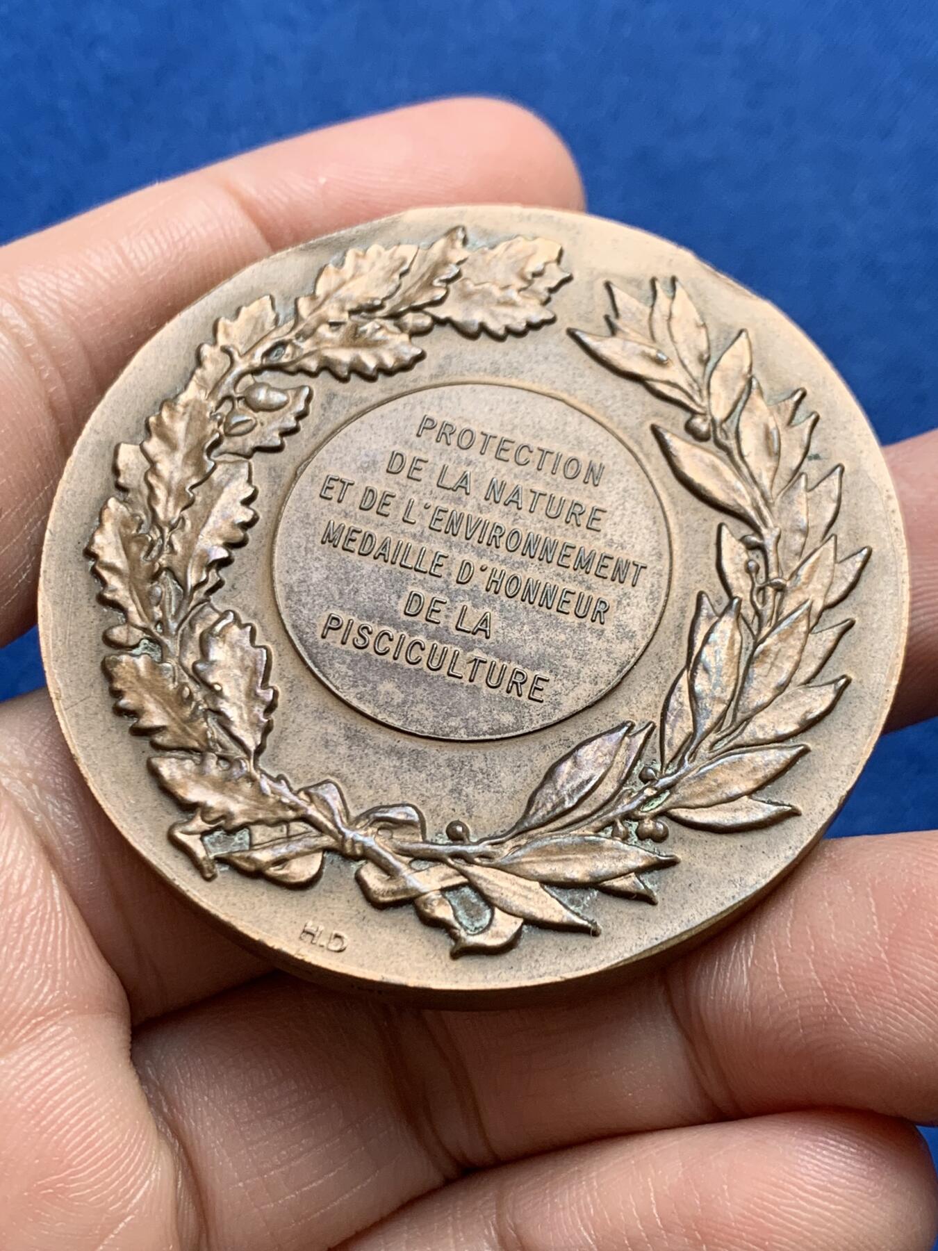 《竞宝斋》第438场 周日，周一，周二 3场连拍 （全场包邮） 法国自然生态环境保护纪念章 正面为经典的玛丽安娜头像 1971 丰饶角铜标边铭 77克 50mm