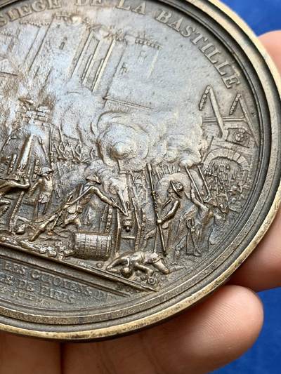 《竞宝斋》第438场 周日，周一，周二 3场连拍 （全场包邮） 围攻巴士底狱单面大铜章 高浮雕 12点处有打孔 119.7克 83.6mm大直径 细节见图