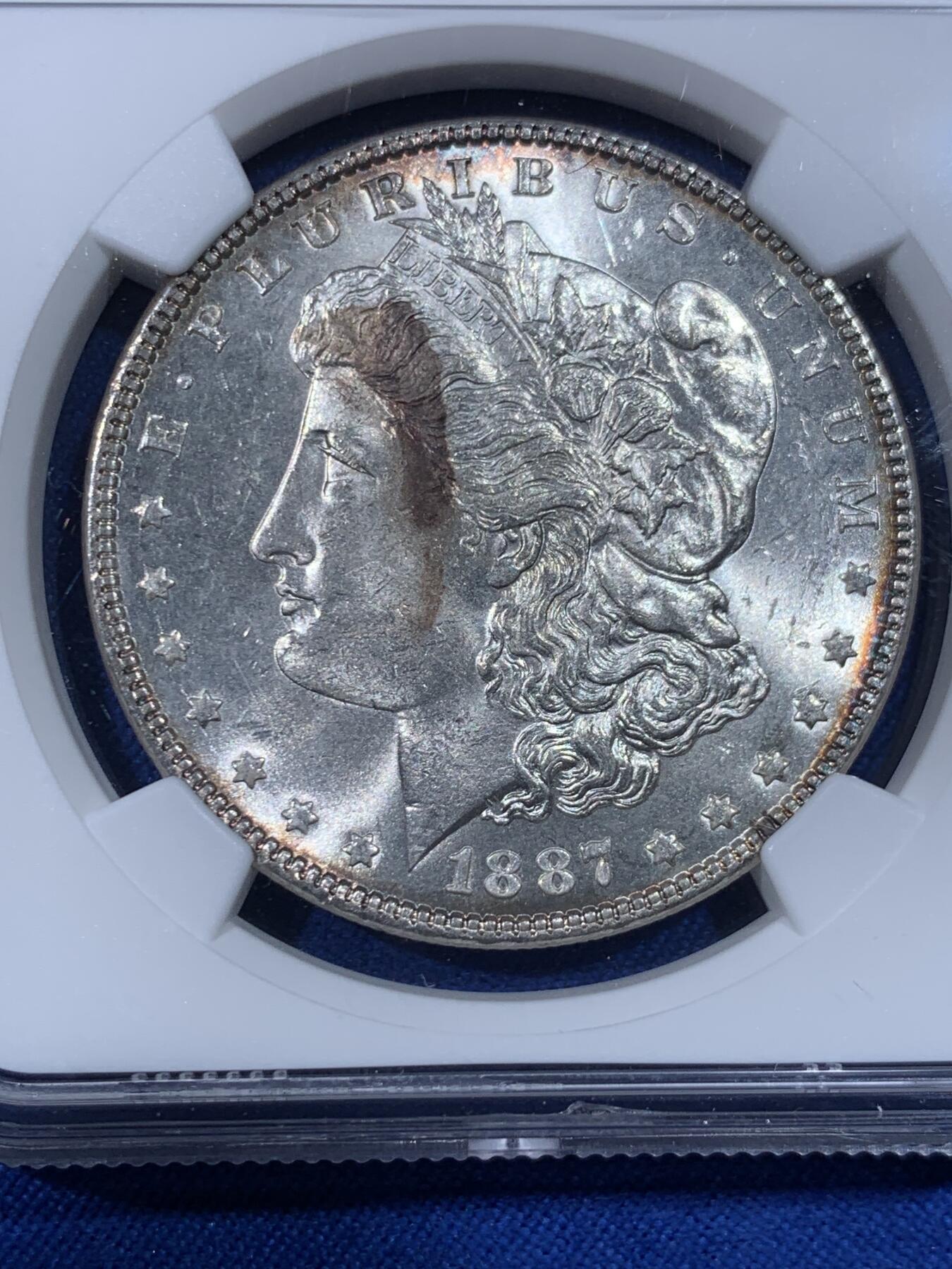 《竞宝斋》第438场 周日，周一，周二 3场连拍 （全场包邮） NGC MS63 美国1887年摩根银币 趣味包浆彩，有一定把玩性，比较特殊。