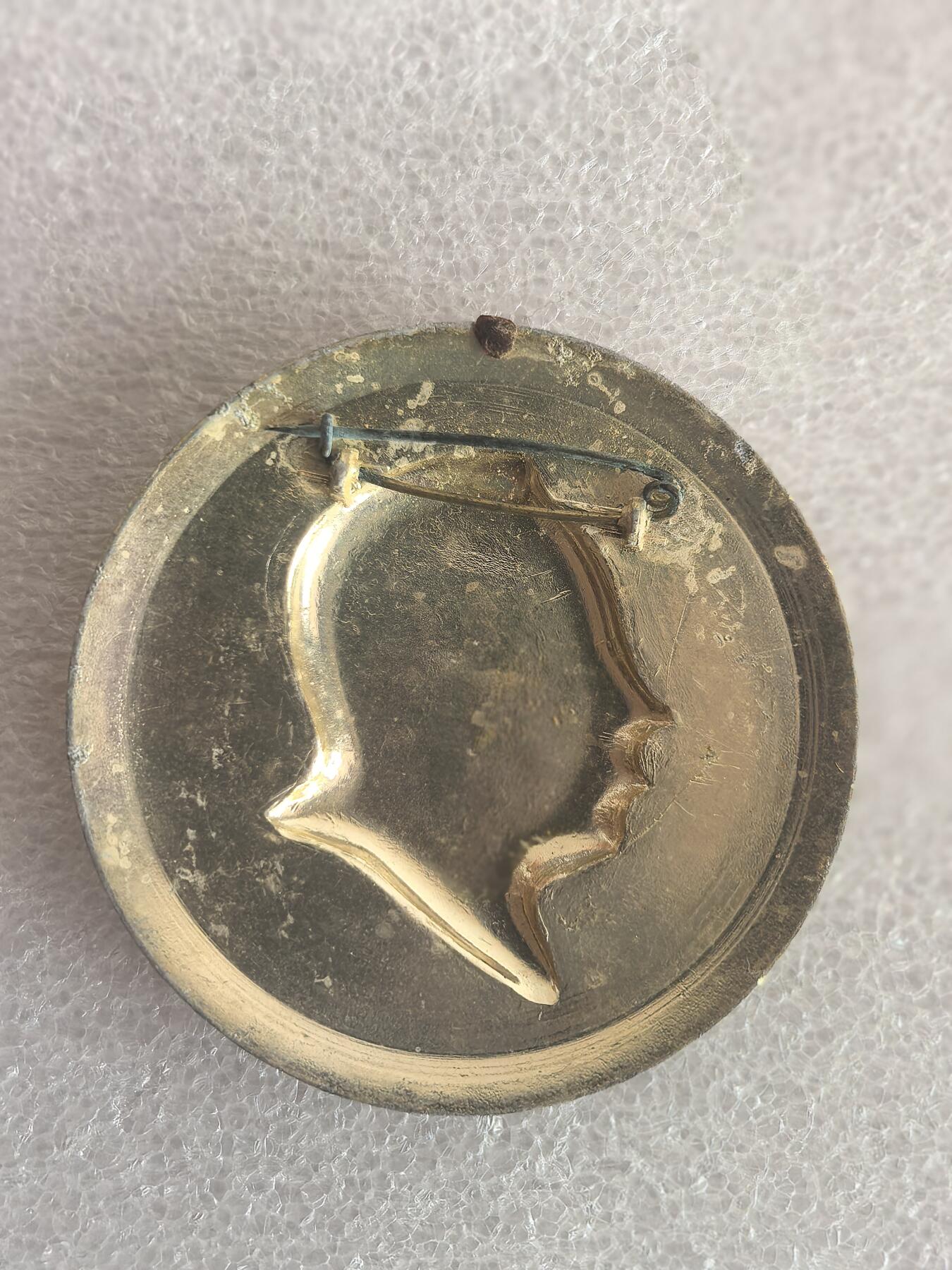 红色像章专场.包老包真.文革时期.实图拍摄.特价惠友 毛主席像章直径约50MM保真包老.编号280006.